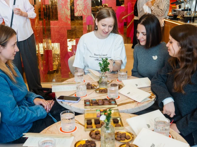 Шоколадный арт-бранч в СЧАСТЬЕ в ГУМе. Лекция про русский стиль в архитектуре с дегустацией фирменного шоколада