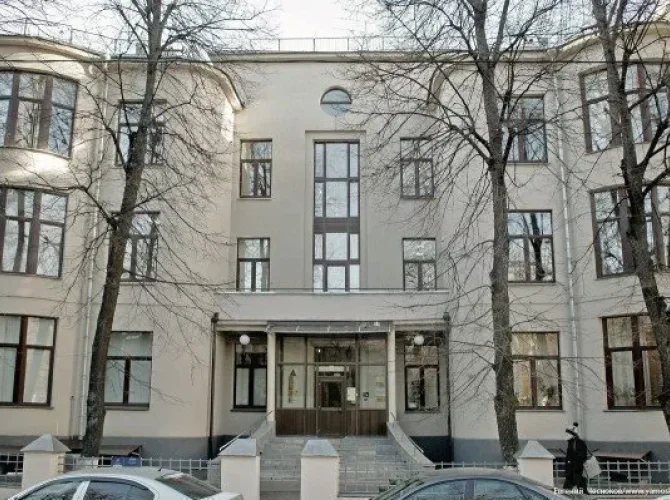 Архитектура власти. Что строили для себя КГБ и Совет труда и обороны. Экскурсия на электросамокатах