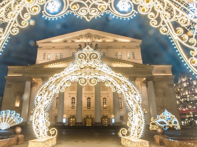 Новый год трезвым взглядом. История праздничного украшения Москвы